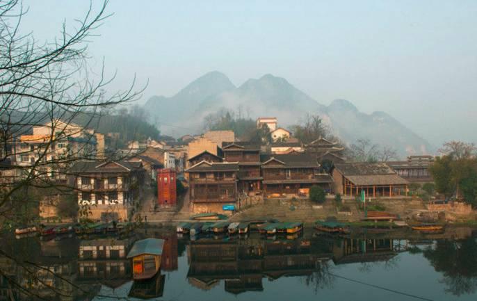 逃离废弃高校